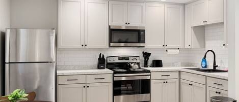 Refrigerador, microondas, horno y parrilla de estufa