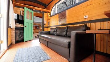 TV connectée, cheminée, livres