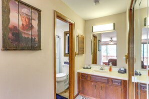 Une salle de bain avec des meubles en bois, un lavabo et un miroir.