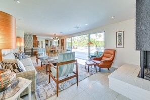 Televisión, chimenea, tenis de mesa y libros 
