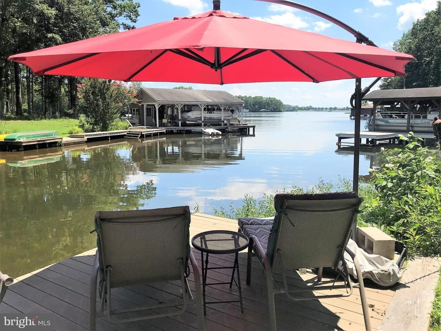 Cozy waterfront cottage, firepit, screened in porch, waterfront oasis!