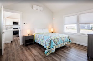 1 bedroom, WiFi - Water's edge renovated Condo with Marina Views (Truro)