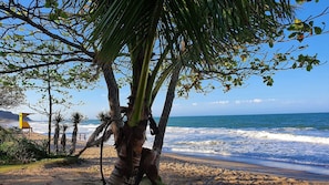 บนชายหาด, ทรายสีขาว