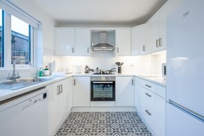 Réfrigérateur, four à micro-ondes, un four, surface de cuisson