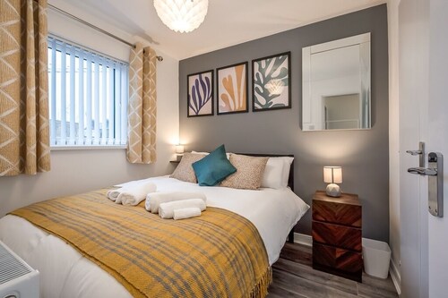 Walk to City Centre Townhouse, Garden and Parking by StayByNumbers