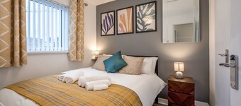 Walk to City Centre Townhouse, Garden and Parking by StayByNumbers