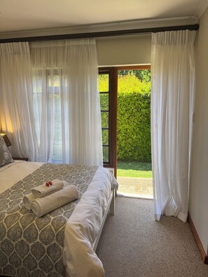 2 bedrooms, desk, iron/ironing board, WiFi - Beautiful Two Bedroomed Cottage en suite with Solar in heart of Constantia (Cape Town)