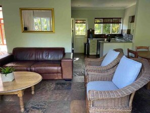 Smart TV - Beautiful Two Bedroomed Cottage en suite with Solar in heart of Constantia (Cape Town)