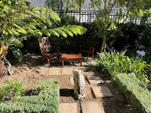 Property grounds - Beautiful Two Bedroomed Cottage en suite with Solar in heart of Constantia (Cape Town)