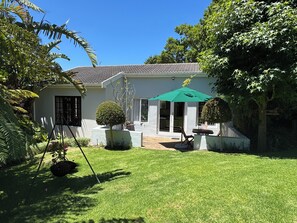 Exterior - Beautiful Two Bedroomed Cottage en suite with Solar in heart of Constantia (Cape Town)