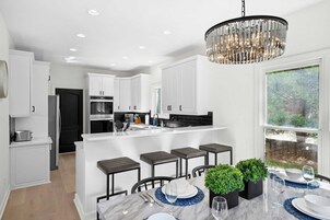 独立别墅 (Multiple Bedrooms) | 私人厨房 | 冰箱、微波炉、烤箱、炉灶