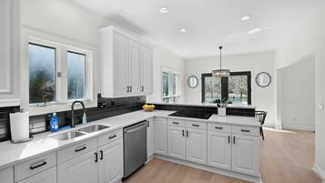 Rumah (Multiple Bedrooms) | Dapur pribadi | Lemari es, microwave, oven, dan kompor