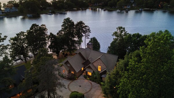 Sunset Shores Resort: The Grand House By Avantstay Lakefront, Spa, Private Dock+beach, Game Room - Lake Norman, NC