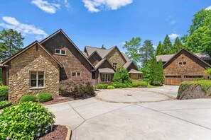 House (Multiple Bedrooms) | Interior - Sunset Shores Resort: The Grand House by Avantstay Lakefront, Spa, Private Dock+beach, Game Room (Mooresville)