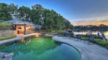 House (6 Bedrooms) | Interior