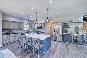 Hus (6 Bedrooms) | Eget kjøkken | Kjøleskap, mikrobølgeovn, ovn og kokeplater