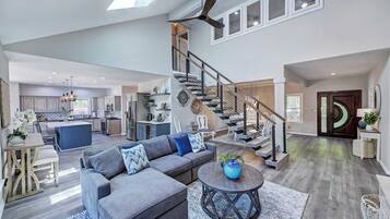 House (6 Bedrooms) | Interior