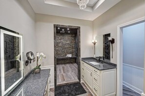 Hus (6 Bedrooms) | Bad | Dusj