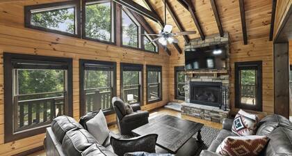 Waterfront 1-acre Private Dock, Hot Tub, Firepit Bankhead Lodge by Avantstay