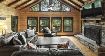 Waterfront 1-acre Private Dock, Hot Tub, Firepit Bankhead Lodge by Avantstay