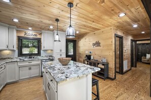 House (4 Bedrooms) | Interior