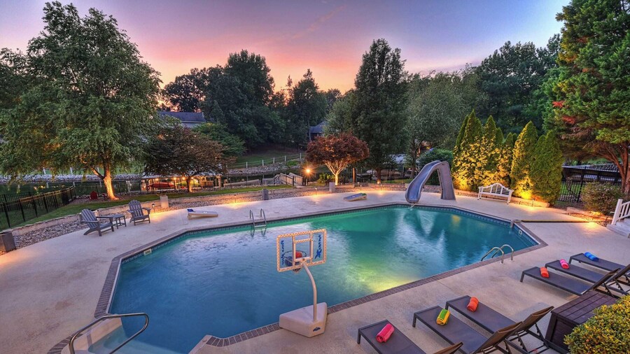 Sip, Sip Away by Avantstay Pool + Hot Tub