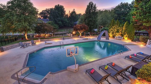 Lakefront Home w Pool, Dock, Fire Pit & Game Room Sip, Sip Away by Avantstay