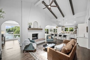 House (6 Bedrooms) | Interior