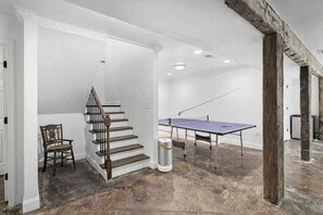 House (6 Bedrooms) | Interior