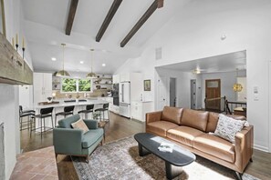 House (6 Bedrooms) | Interior