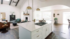 House (6 Bedrooms) | Interior