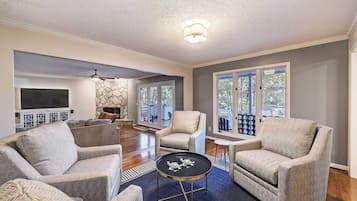 House (5 Bedrooms) | Interior