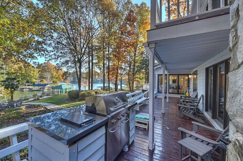 Lakefront Home Private Dock, Tiki Bar, Firepit Shore to Please by Avantstay