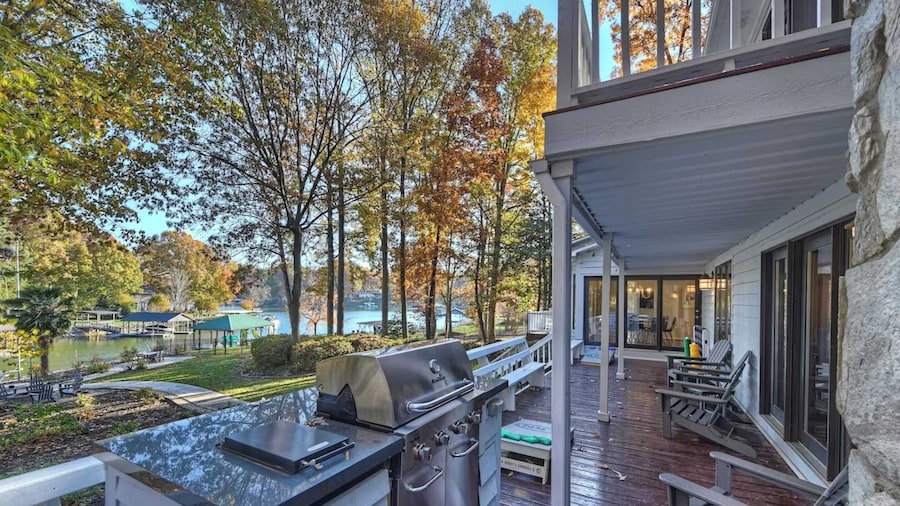 Lakefront Home Private Dock, Tiki Bar, Firepit Shore to Please by Avantstay