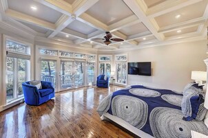 Casa (5 Bedrooms) | 5 dormitorios, tabla de planchar con plancha, ropa de cama