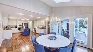 House (5 Bedrooms) | Interior