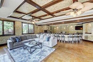 House (5 Bedrooms) | Interior