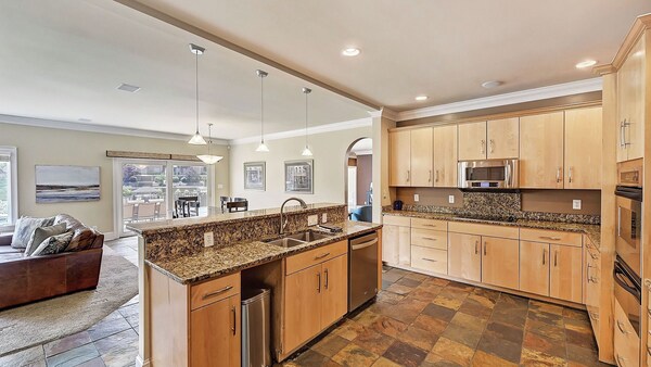 Island Point By Avantstay Sleeps 18 Dock - Lake Norman, NC