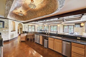 House (5 Bedrooms) | Interior