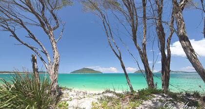 Hawks Nest Hideaway - luxurious holiday home