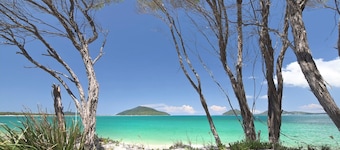 Hawks Nest Hideaway - luxurious holiday home