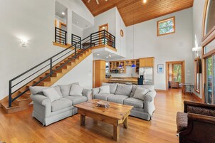 House (5 Bedrooms) | Interior