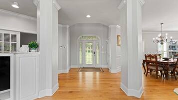 House (6 Bedrooms) | Interior