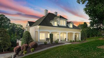 House (6 Bedrooms) | Interior