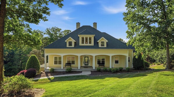 A two-story house with a gabled roof, a front porch with columns, and a well-maintained lawn. - Lakefront 6bdr, Priv Dock, Game Room, Firepit Jake's Lake House by Avantstay (Denver)