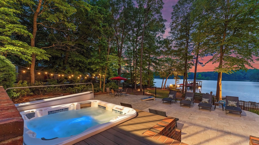Boathouse Cove by Avantstay Pool + Swim Dock Hot Tub