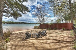 House (6 Bedrooms) | Front of property - Laid Back Lake Life by Avantstay Waterfront View (Mooresville)