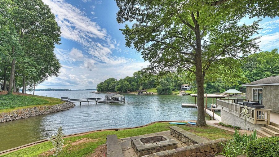 Family Lake House Retreat by Avantstay Sleeps 28