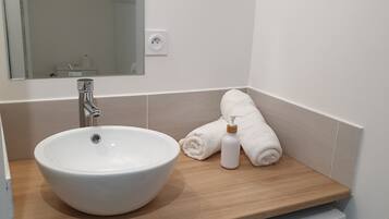 Dusj, håndklær, såpe og sjampo