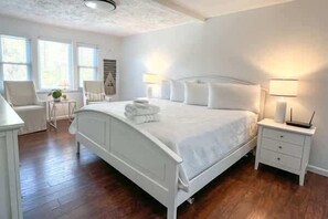 3 habitaciones, tabla de planchar con plancha, wifi y ropa de cama 